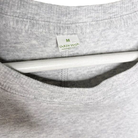 EARTH YOGA Be Kind Graphic Tee - Picture 4 of 6